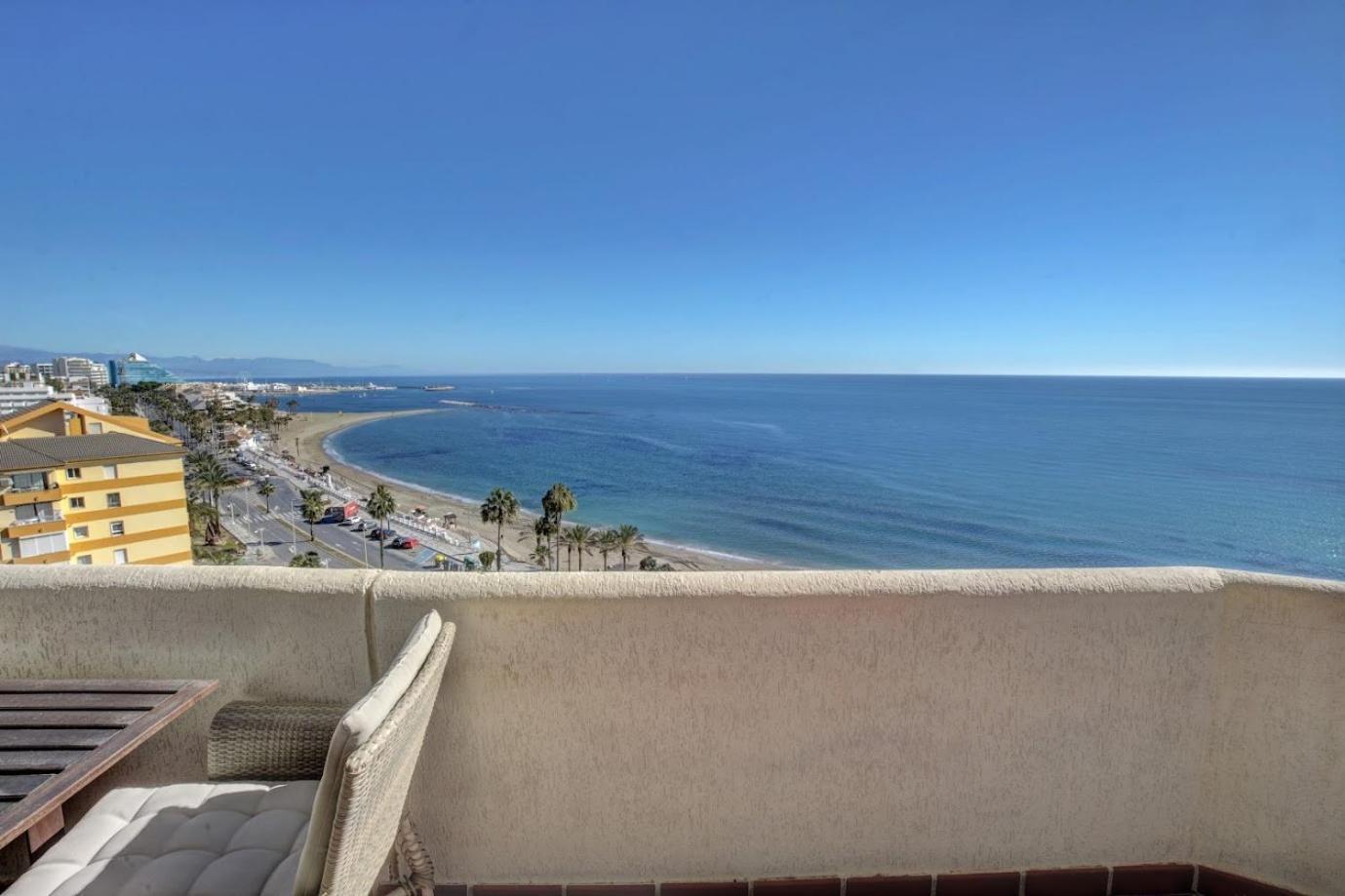 Apartment Deluxe Large Sea Views Benalbeach